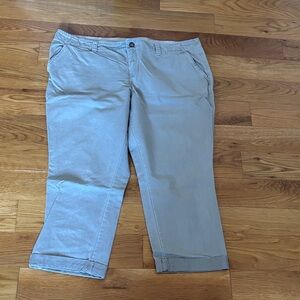 Old Navy Casual Cropped Chino Pants in tan